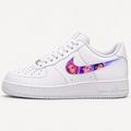 KI-Designvorschau: weißer Air Force 1 in Seitenansicht mit KPop Demon Hunters Motiv im Swoosh